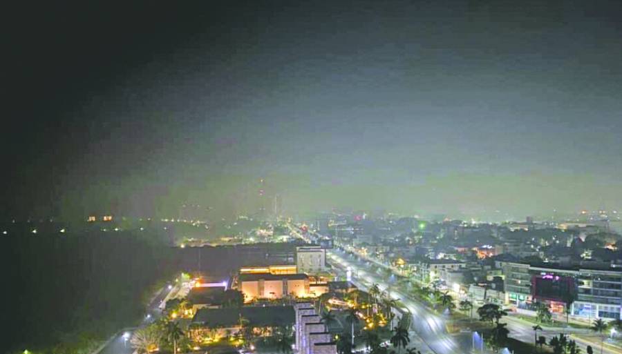 Incendios cubren de humo Cancún y Playa del Carmen