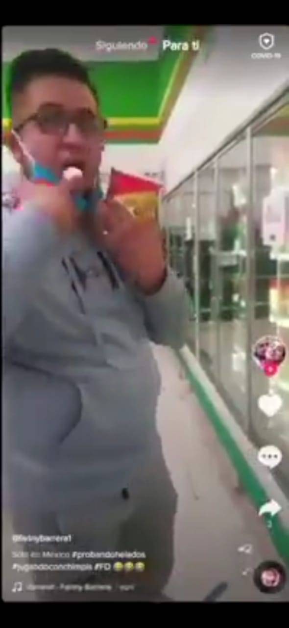 Video: Sujeto prueba helado y lo regresa al refrigerador en tienda de autoservicio