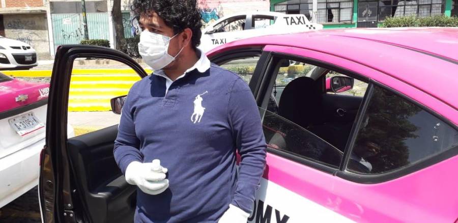 Distribuye M. Contreras kits de desinfección y cubrebocas en transporte, coferes de taxi tianguis