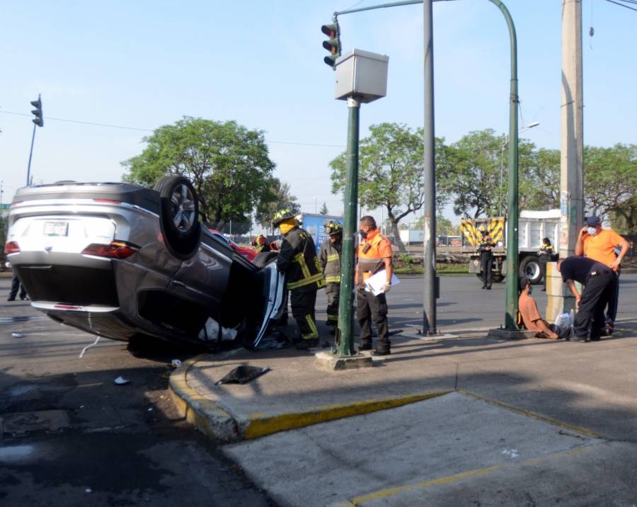 Se queda dormido y vuelca su automóvil en Azcapotzalco