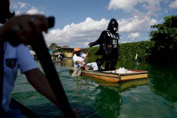 Darth Vader hace cumplir la cuarentena en un pueblo de Filipinas