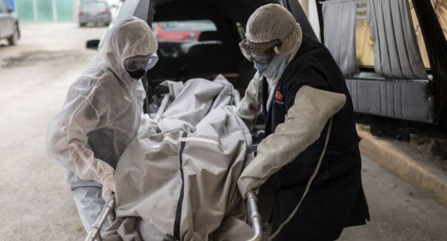 Ante riesgo de contagio, familia no puede tocar a fallecidos por COVID-19