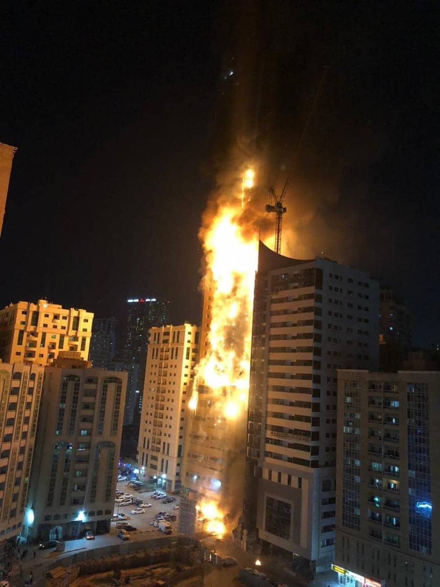 Gran incendio en edificio en Emiratos &Aacute;rabes