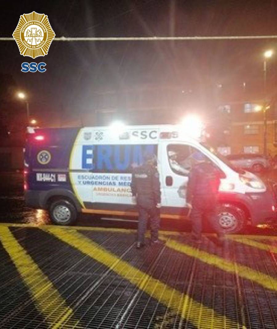 Policías auxilian a un individuo con posibles síntomas de Cóvid-19 en CDMX