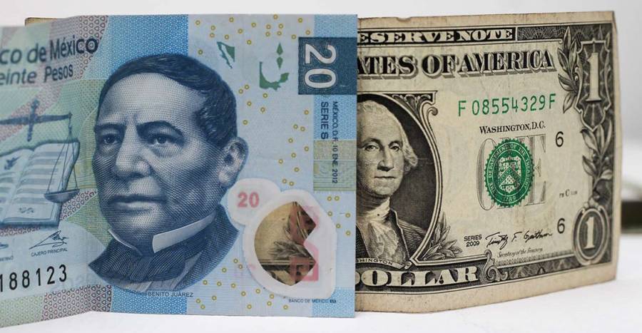 Peso se debilita y cotiza en 24.17 por dólar