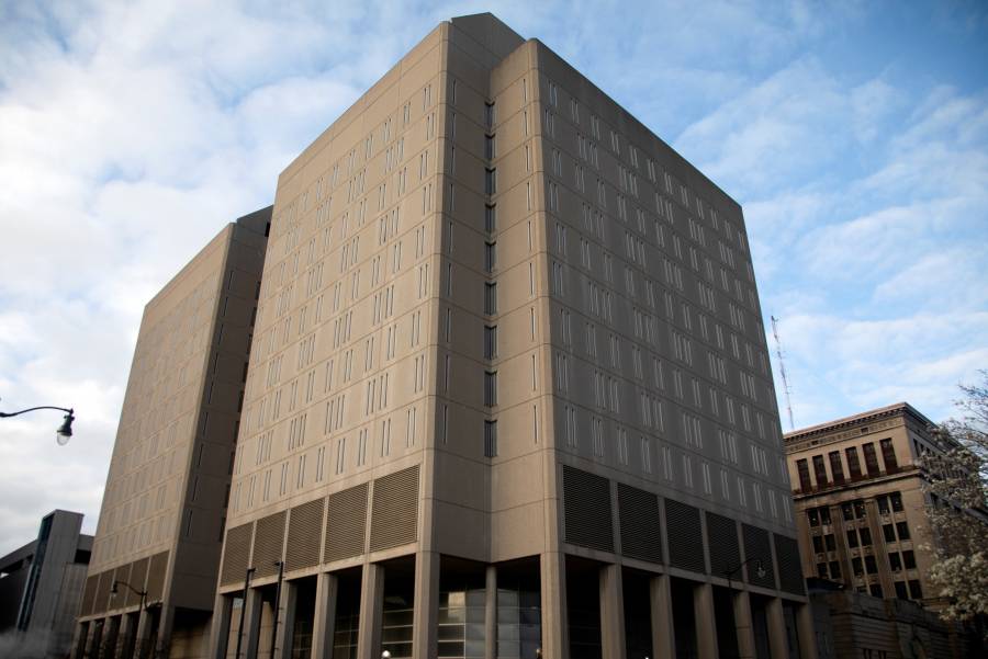 Reportan 30 mil casos de Covid-19 en cárceles de EU