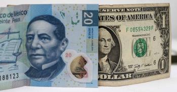 Peso se debilita y cotiza en 24.17 por d&oacute;lar