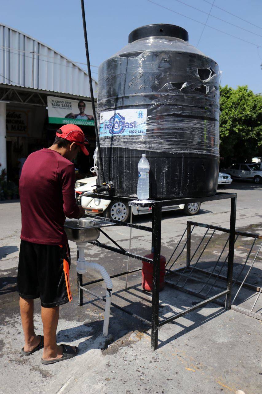 Entregan 160 tinacos a colonias marginadas de Puebla