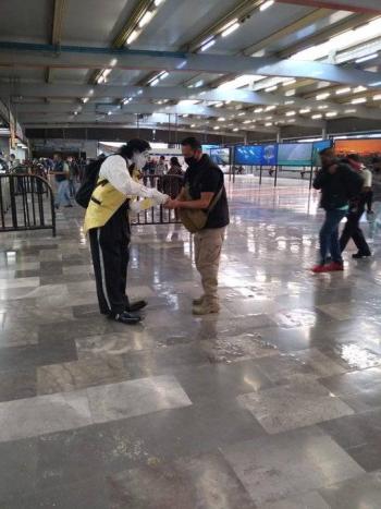 Payasos en el Metro de la CDMX reparten cubrebocas y gel antibacterial
