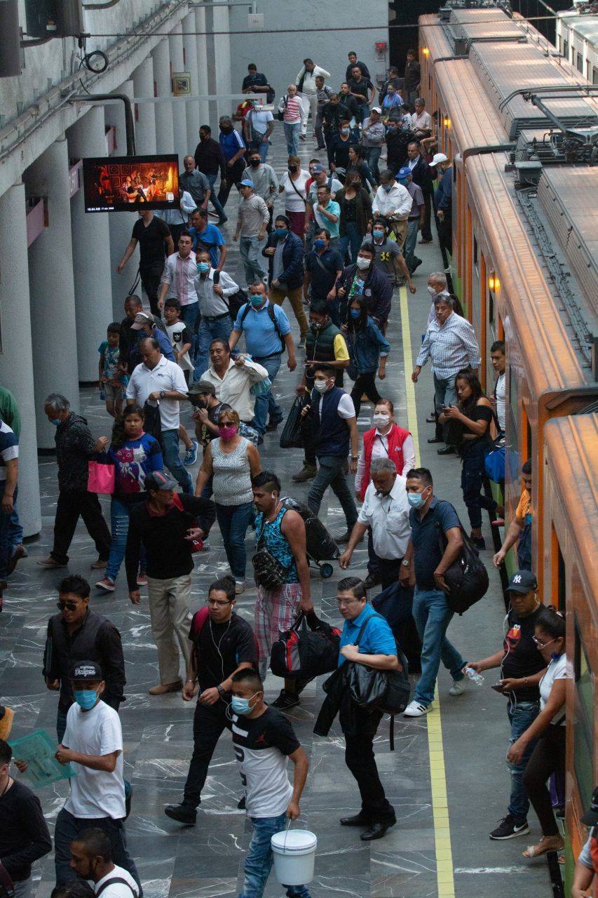 Urgen renuncia de funcionario del Metro por exponer a personal a COVID-19