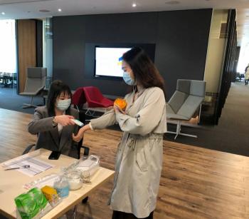 Horario flexible, turnos para comer,  menos viajes… la vida god&iacute;n en China