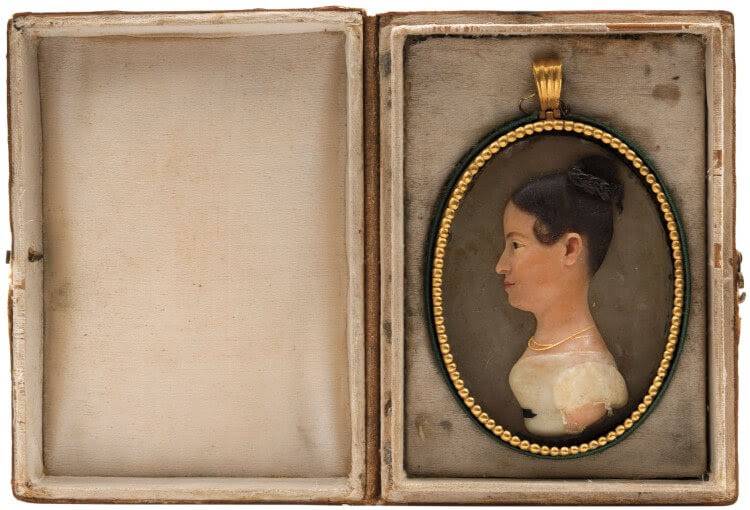 Subastan único retrato en cera de Josefa Ortiz de Domínguez