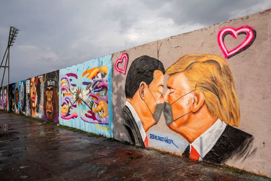 ¿Donald Trump y Xi Jinping se dan un beso? Conoce el polémico mural de Berlín