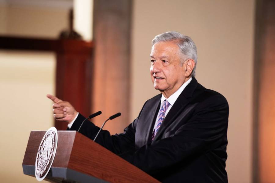 Padre de Claudio X. González recomendó a Peña Nieto subir gasolina: AMLO