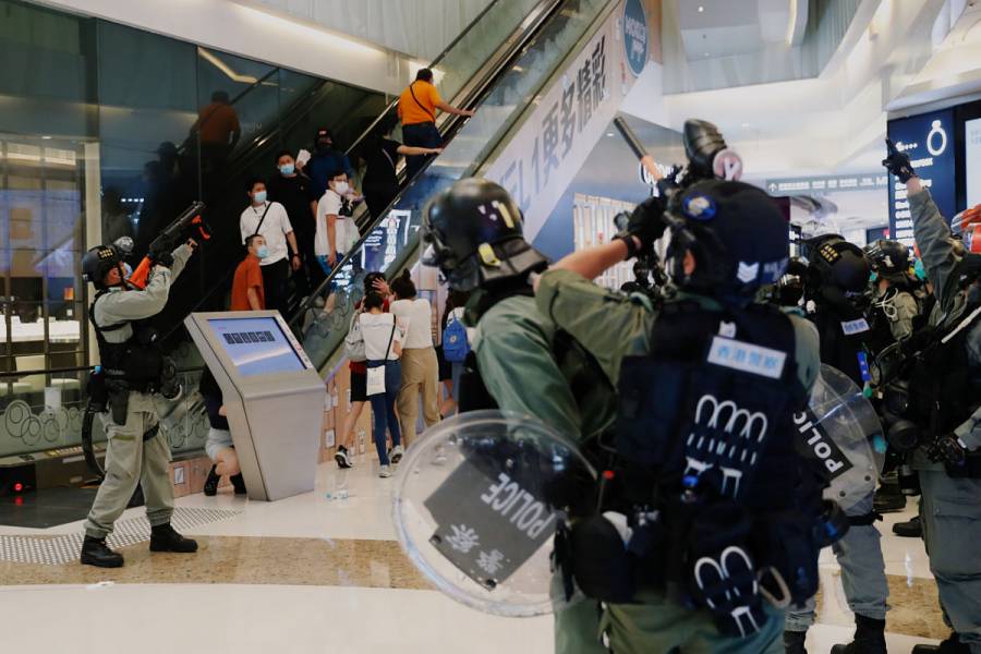 Nuevas protestas violentas en Hong Kong dejan 250 detenidos