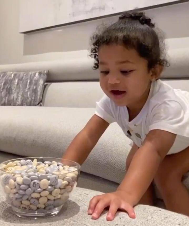 Kylie Jenner pone a su hija Stormi reto de la paciencia, ¿lo super&oacute;?
