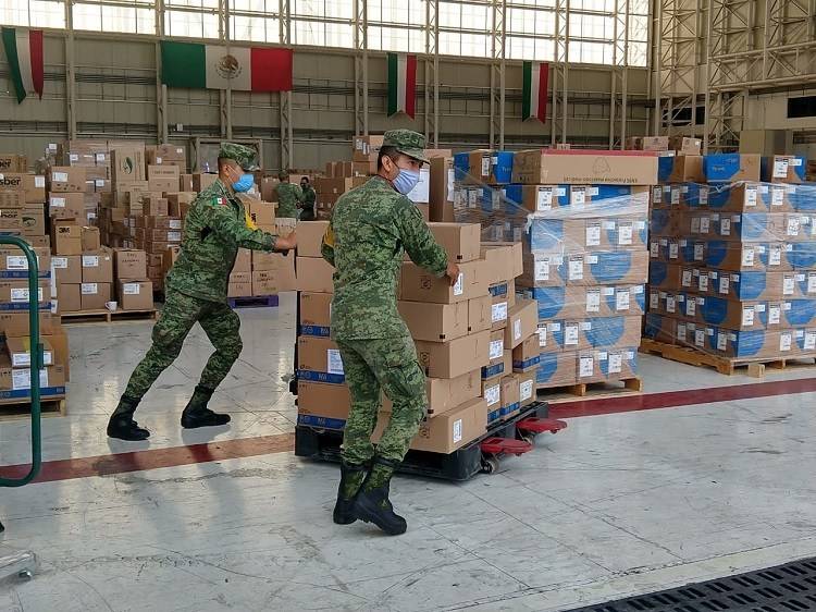 Movilizan Fuerzas Armadas insumos y equipos médicos a todo el país
