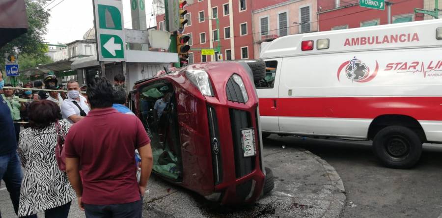 Ambulancia choca y vuelca camioneta