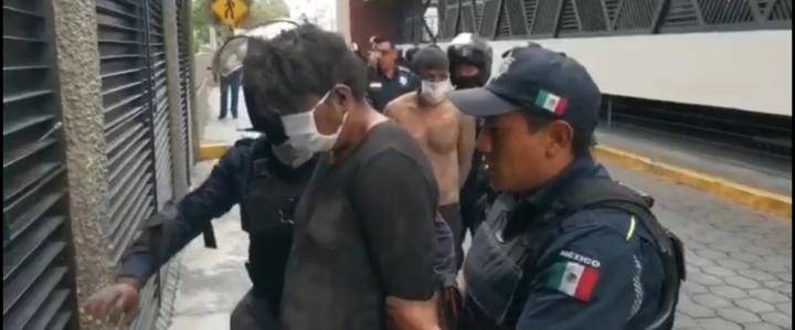 Población lincha a presuntos delincuentes en Toluca