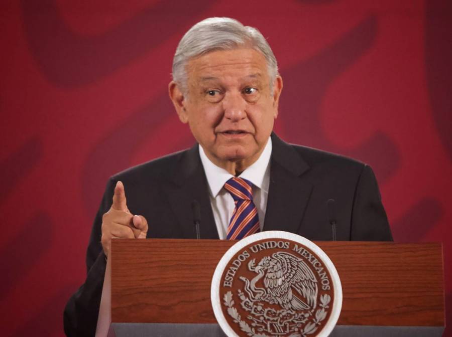 AMLO felicita a enfermeras en su día