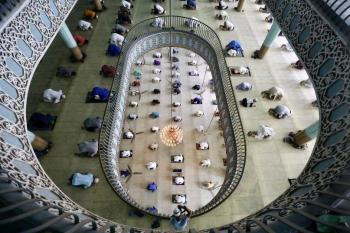 Ir&aacute;n reabre mezquitas a pesar de pandemia