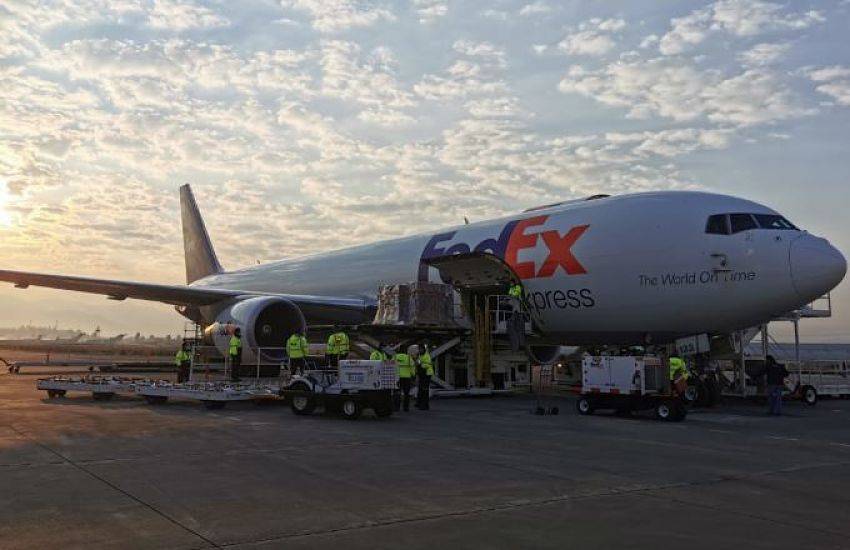 Llega a México segundo vuelo con ventiladores de EEUU