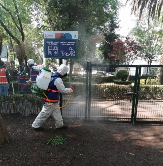 Sanitizan mercados y parques públicos en Benito Juárez