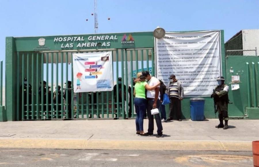 AL LLEVAR A ENFERMA CON COVID, HOMBRE CHOCA CONTRA REJAS DE HOSPITAL LAS AMÉRICAS EN ECATEPEC