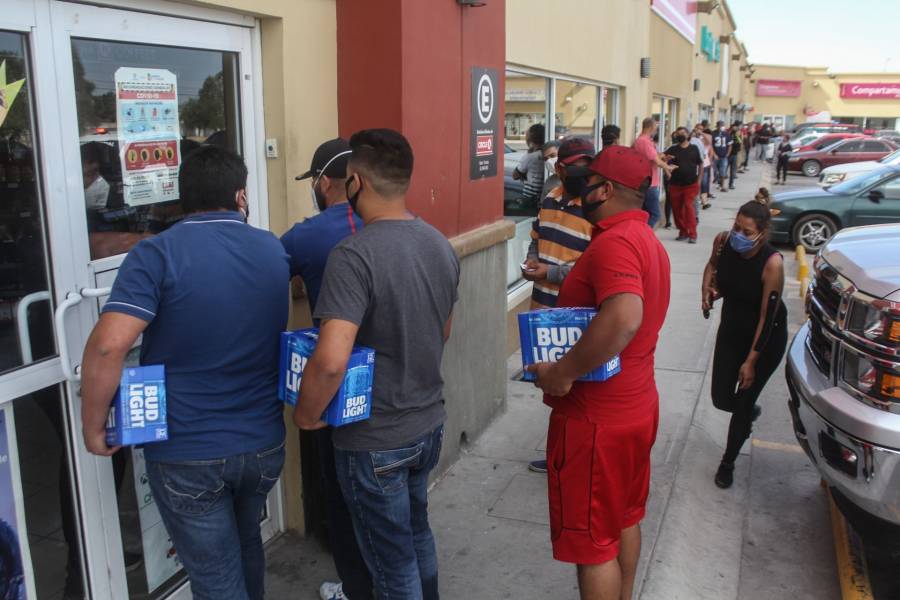 Filas para comprar cerveza en Sonora causan primer contagio de Covid-19