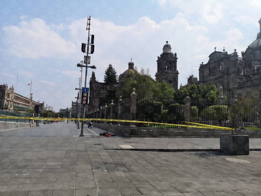 Hombre se desvanece y fallece en el Zócalo, sospechan que tenía coronavirus