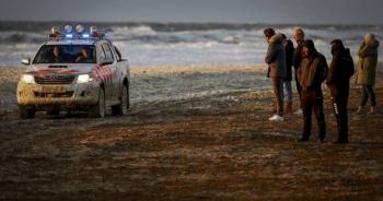 Tragedia en playa de Holanda: cinco surfistas mueren