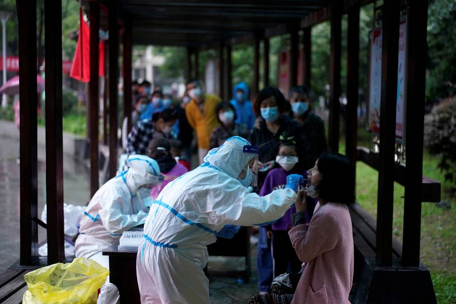 Habitantes de Wuhan se someten a pruebas masivas de Covid-19
