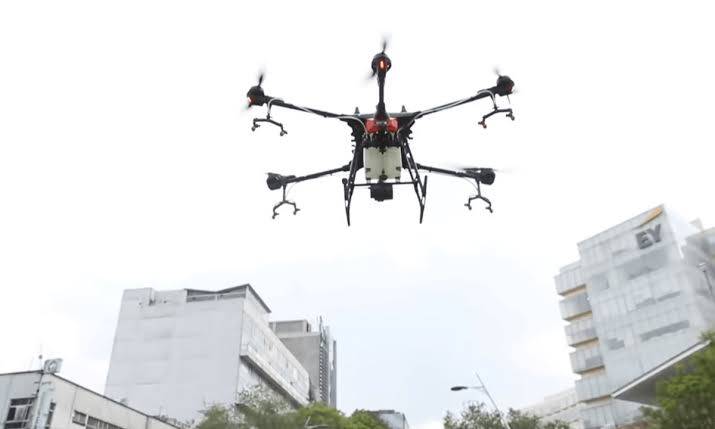 Sanitizan las calles de Polanco con drones