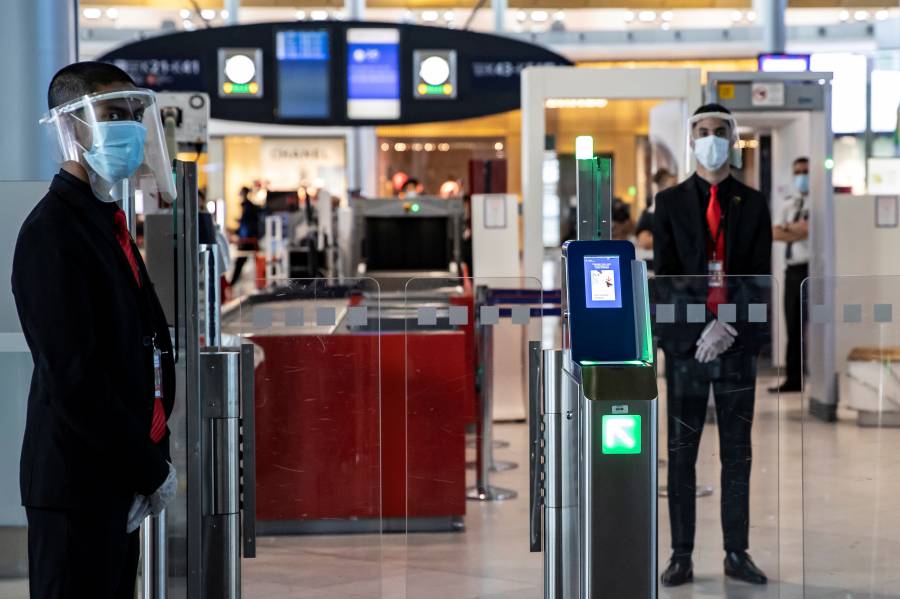 Crece veto a extranjeros  en aeropuertos