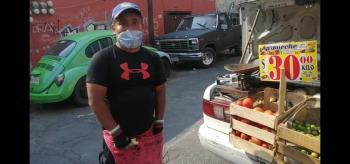 Vendedor adapta su auto por restricciones a tianguis 