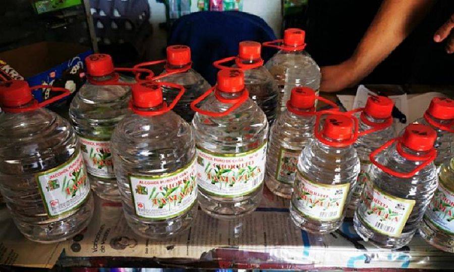 Aumentan a 40 las muertes por alcohol adulterado en Jalisco