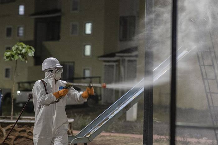La OMS advierte que es peligroso y poco efectivo fumigar calles