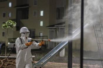 La OMS advierte que es peligroso y poco efectivo fumigar calles