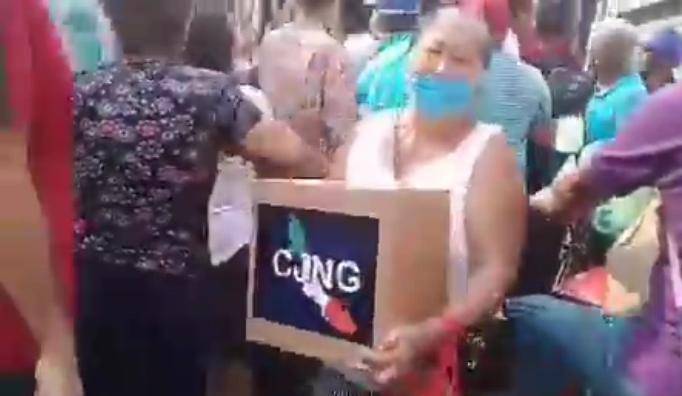 Video: Presuntos miembros del Cártel de Jalisco entregan despensas en Veracruz