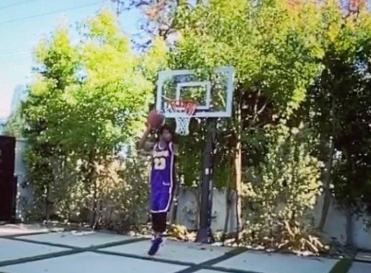 Al estilo de clavadas de NBA, Carlos Vela demuestra dotes de basquetbolista