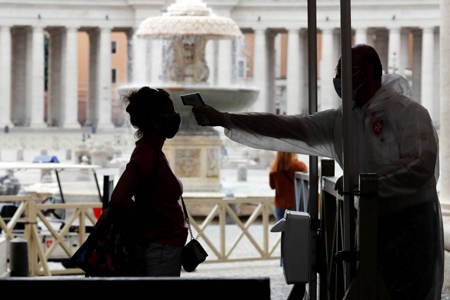 El Vaticano retoma oficios públicos en alivio de confinamiento en Italia