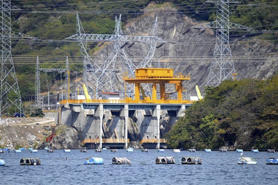 La IP se apoder&oacute; de la energ&iacute;a, ten&iacute;a plan contra Pemex y CFE: AMLO