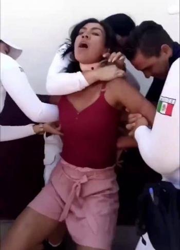 Video: Polic&iacute;as someten a pareja que desobedeci&oacute; cuarentena en Jalisco