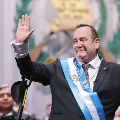 Presidente de Guatemala culpa a México por aumento de casos de covid-19