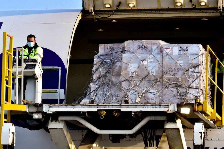 Llega de EUA tercer avión con insumos para atender Covid-19