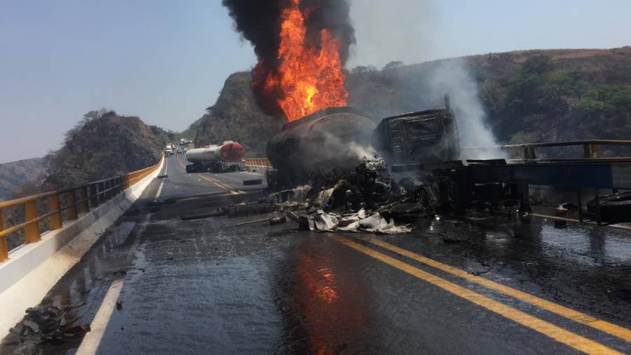 Explosión de pipa en la autopista Colima - Guadalajara