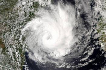 Cicl&oacute;n m&aacute;s fuerte en una d&eacute;cada golpea India y Banglad&eacute;s