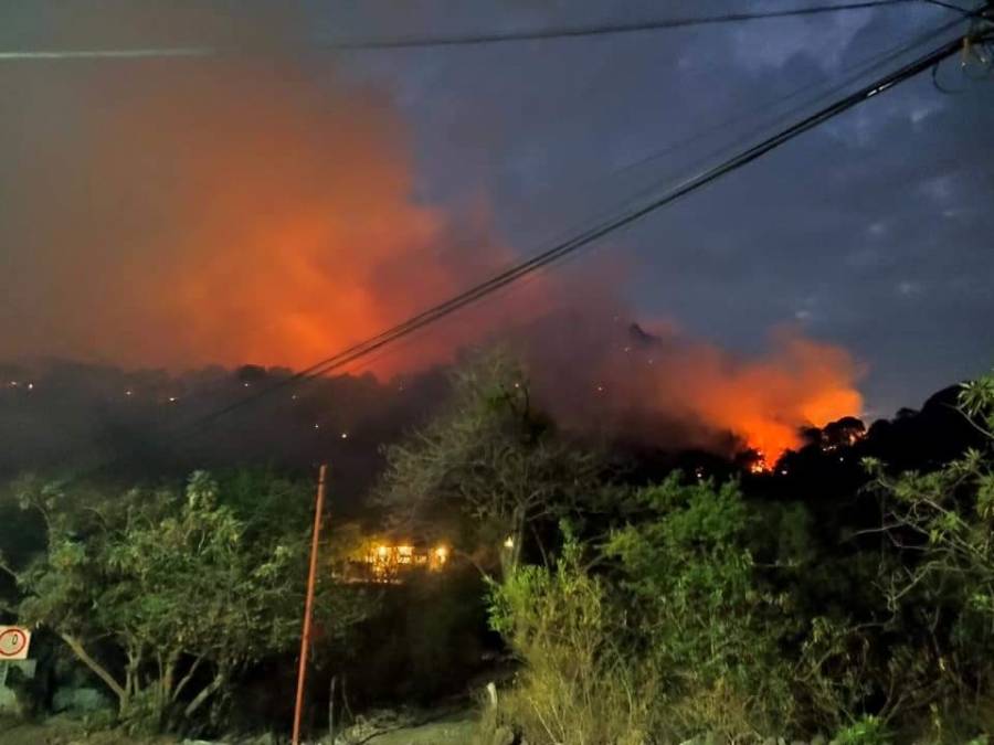 Mujer causa incendio en Tepoztlán por jugar con fuego para hacer un vídeo