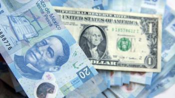 Peso baja y se cotiza en 22.96 por d&oacute;lar este jueves