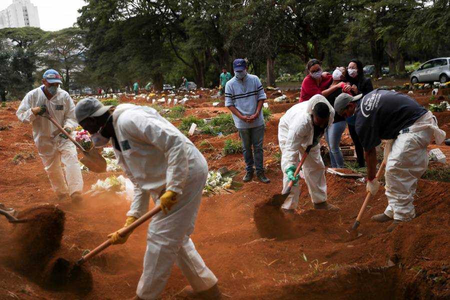 “Es uno tras otro”: el drama  en cementerios de Brasil